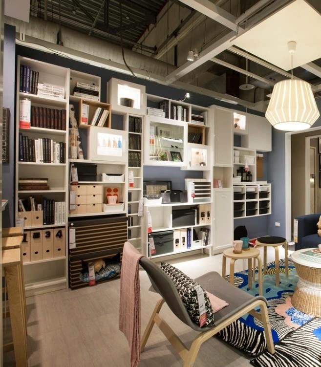 沿著牆面善用空間，混搭不同大小的櫃體，甚至在最下方櫃體處還可規劃出小狗的窩。