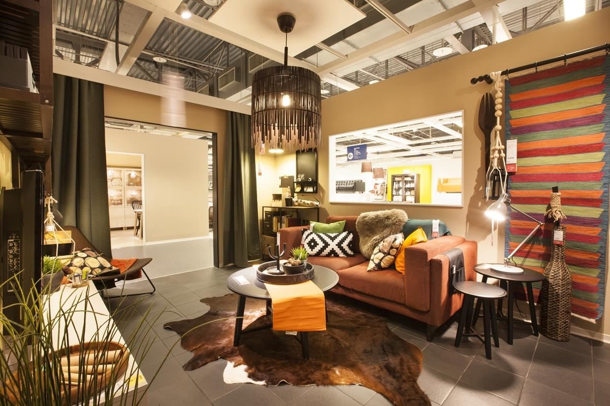 喜愛旅遊的夫妻，把現代狩獵風帶進客廳裡，將家中的客廳佈置為異國風情，讓各種造型的裝飾與材質相呼搭配，不僅將地毯變為掛毯，更混搭非洲風情的家具家飾！