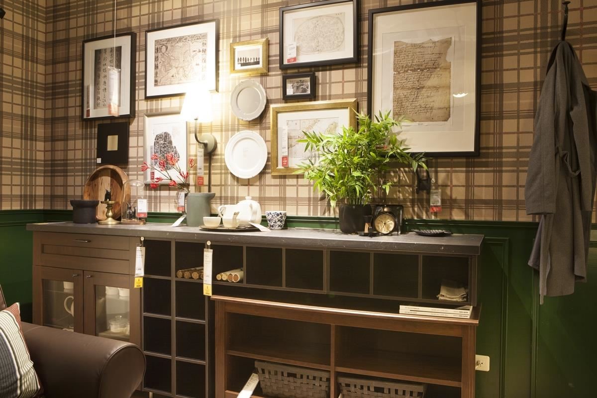 將不同的造型相框佈置於牆面，呼應著退休夫妻的書法畫作收藏品，將收藏轉為居家特色，也是親朋好友談天的最佳話題。