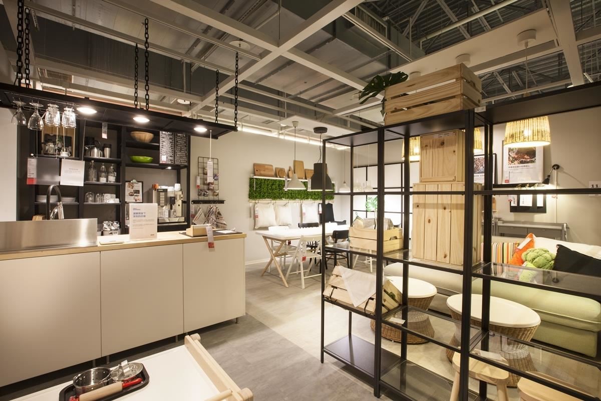 親子餐廳規劃小客廳的沙發區、大人烹飪的廚房餐廳區，讓親子能一同下廚，父母也能透過烘培玩具，讓孩子透過角色扮演，從玩耍中得到料理的樂趣。