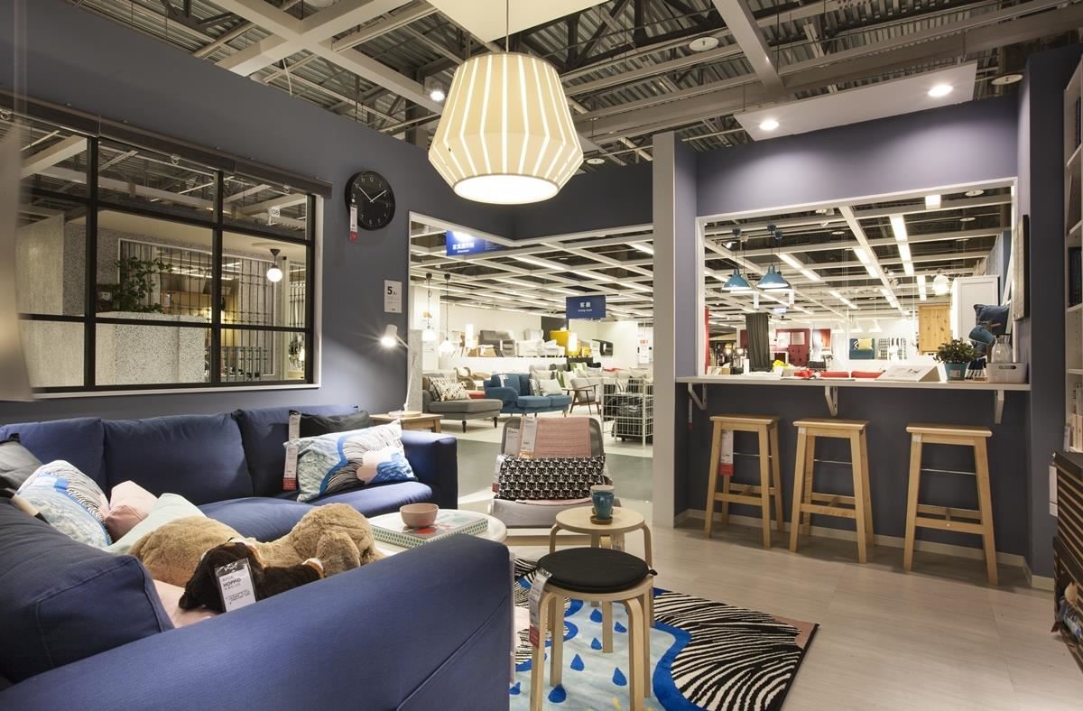 天然實木材質的吧台與吧台椅，是客廳多功能的聊天角落，有時和家人來個晨光早餐，也是最愜意的享受。