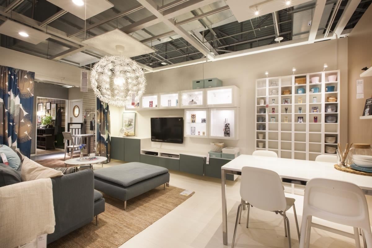 After 客廳在店內新樣貌：大人小孩再也不用分區玩樂，客廳的系統櫃結合層架組，將變身大人收藏品的展示間！運用移動式的沙發茶几，隨時移開，讓孩子的遊戲場不受限。