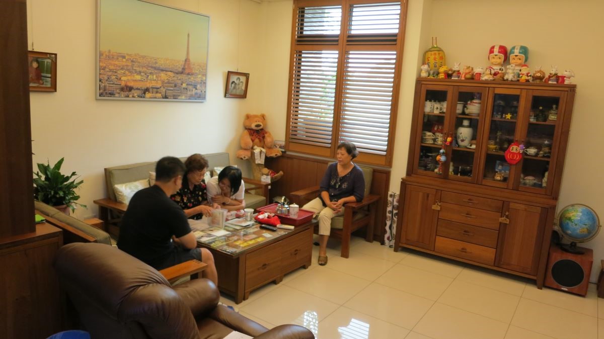 Before 原先客廳的收納櫃體分散，客廳與餐廳的生活動線未整合在一起。