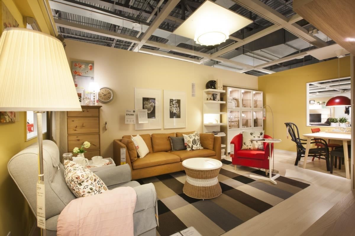 After 客廳在店內新樣貌：兼具收納與展示的客廳新樣貌，滿足三代家人不同的收納需求。開放的生活動線，讓客廳成為家人歡聚時光的好地方。