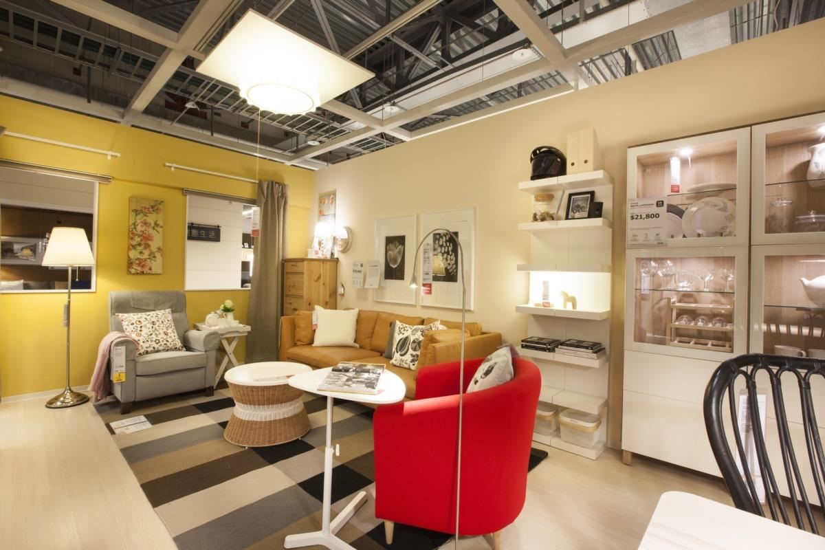 善用不同色彩與功能的家具，滿足不同年齡層家人在客廳的需求，各自共處一室卻也和樂融融！