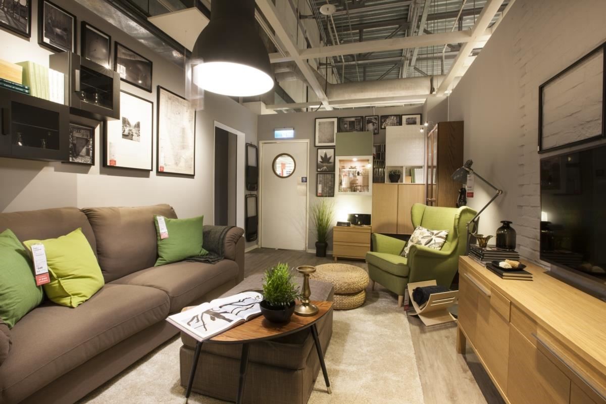 After 客廳在店內新樣貌：一個人的客廳，可以自由地發揮創意，透過都會時尚感的家具，牆面上更搭配不同相框，讓個人風格更加搶眼！