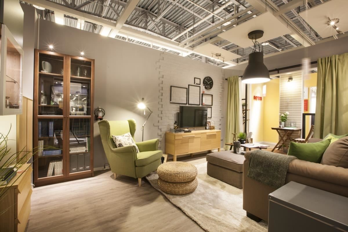 沿著牆面規劃收納櫃體與家具，善用空間也巧妙地隱藏雜亂，完整的收納讓一個人充分享受足夠的空間，親友來訪也不顯擁擠！