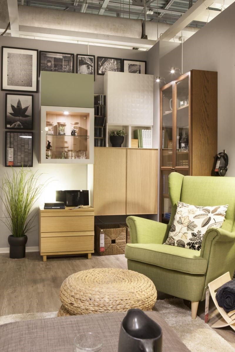 專屬於屋主的自然風格扶手椅和椅凳，搭配不同風格與功能的造型儲物櫃，以木色系作為延伸，搭配牆面上多幅相框佈置，讓這個角落成為屋主最喜歡獨處的地方。