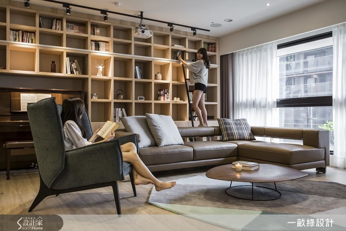 讓客廳、餐廚向空間中心整合，既有舒適的開闊感，也能完全符合屋主對於書牆及電視牆的需求。