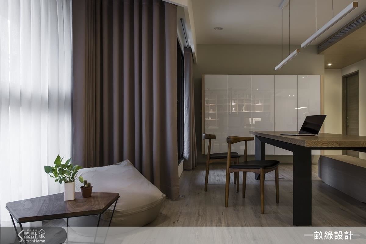 長桌旁邊的斜角區塊，原本是一個難以規劃運用的畸零空間，現在則是屋主在家放鬆休閒的小角落。