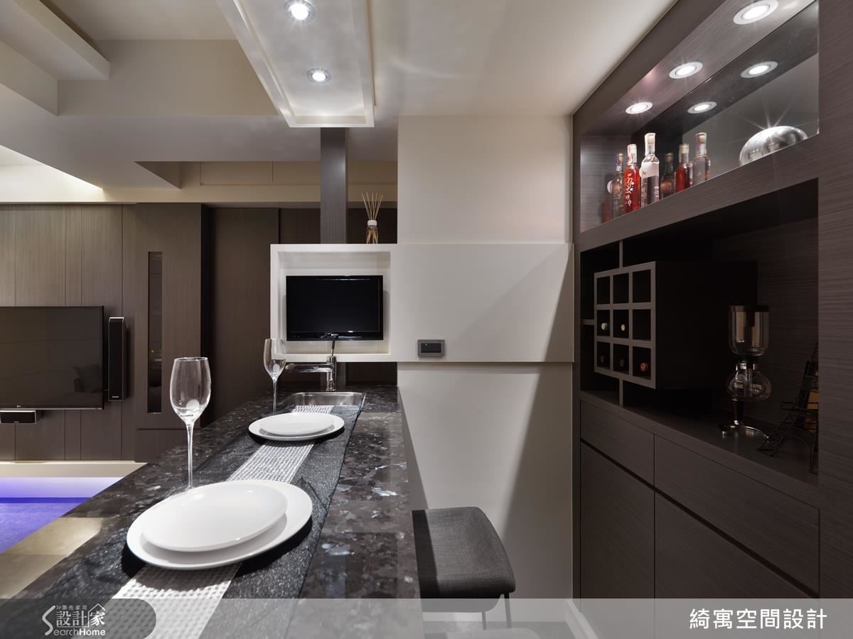 吧檯區電視與九宮格酒櫃，是業主時尚生活步調中不可或缺的小確幸！