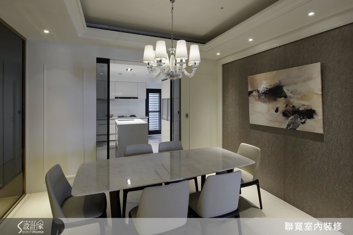 開放式的餐廚空間，使用大地色系與沉穩色調，在過道空間，營造優雅恬靜氣質。