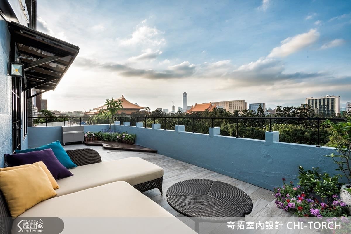 喜愛能夠看到戶外景致的陽台，重新整理過地面，配上戶外家具，牆漆上天空藍就是迷人的觀景台。