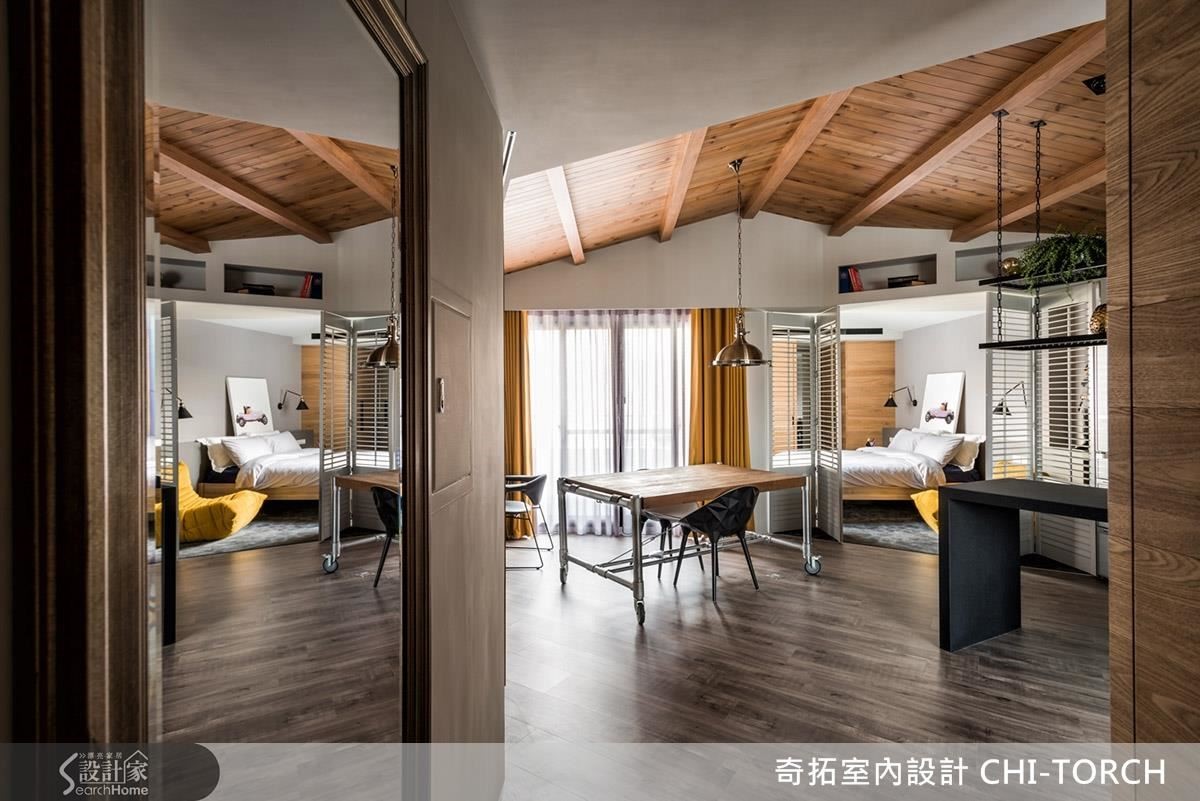 設計師在天花設計了鄉村風的斜屋頂，在頂端隔層加強隔熱，也在室內營造休閒氛圍。