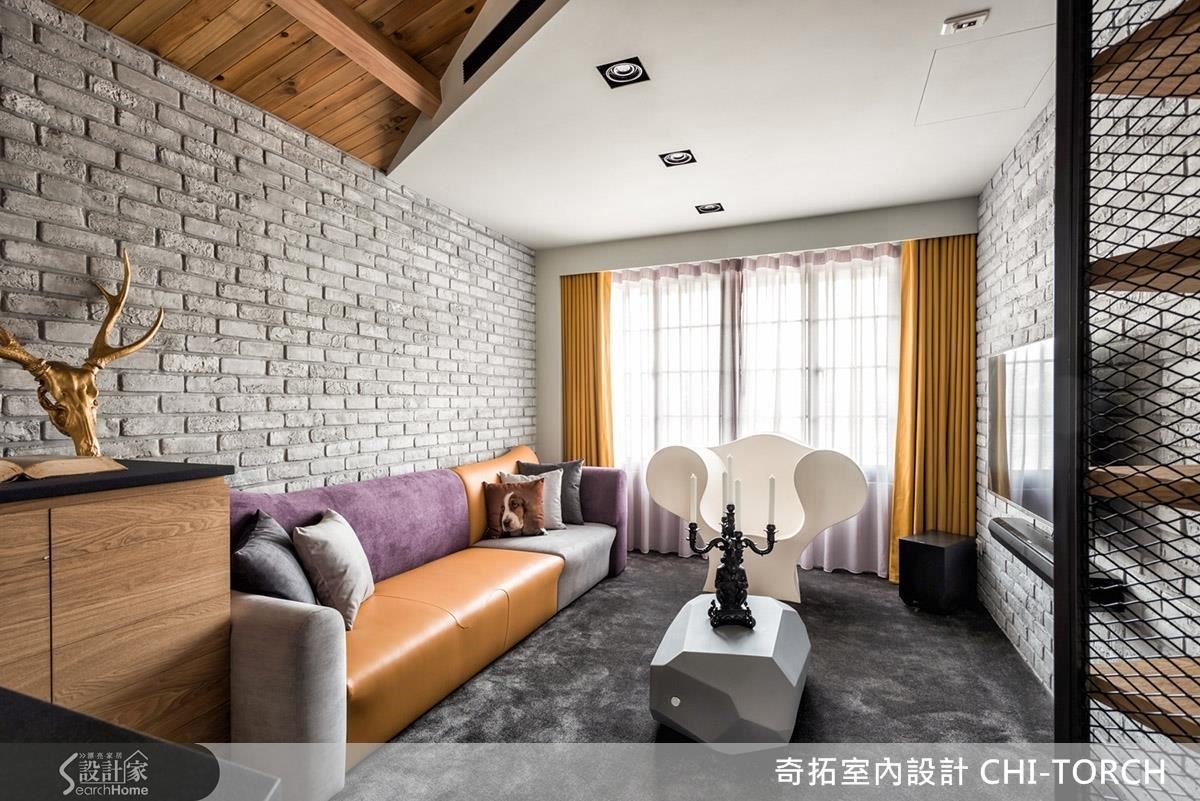 將男女屋主喜好的風格、黃色與紫色放入空間中，設計師在客廳使用了灰色文化石牆面和諧整體。