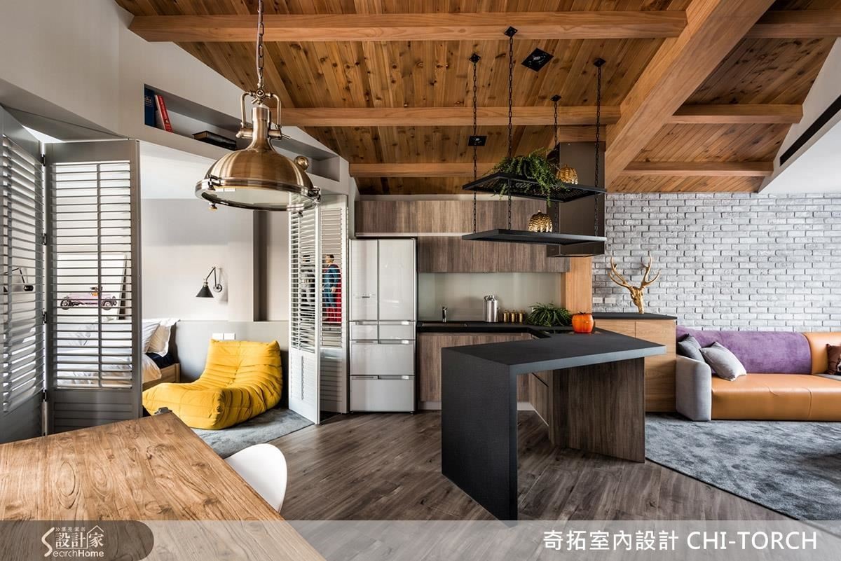 室內區域全開放，只有主臥以百葉摺疊門，在需要時可保有安靜的休息空間。此外區域間的界定，則是精準地讓天花、地面以不對稱的斜線構成，既和諧又耐人尋味。