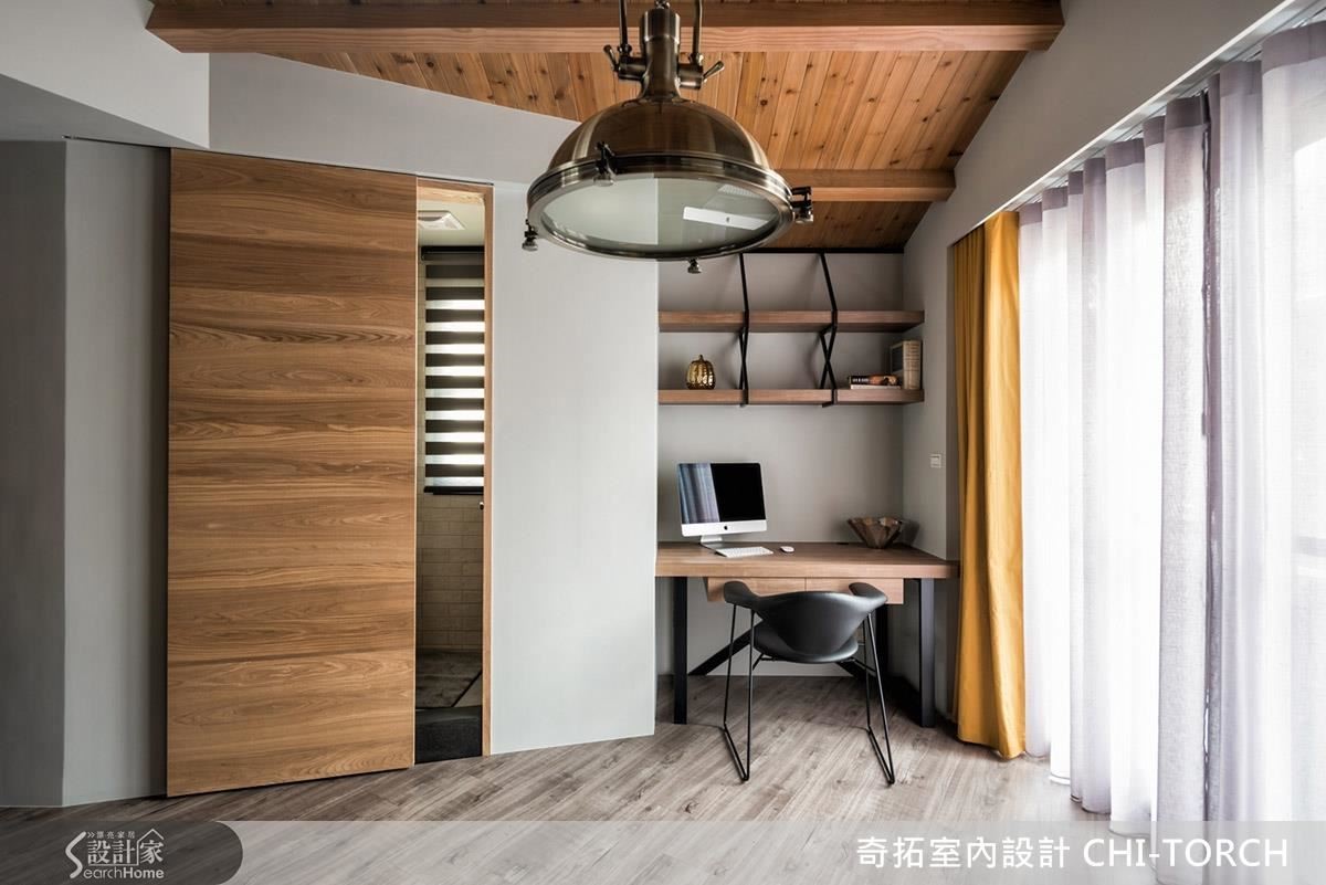 在方正的格局空間中刻意營造斜面，並完美地將畸零角落轉化成男主人專屬的工作平台。