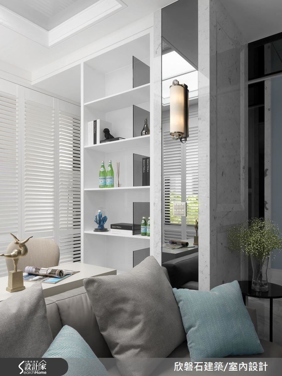 書房側面樑柱旁也規劃了豐富的書櫃，滿足屋主收納的需求。