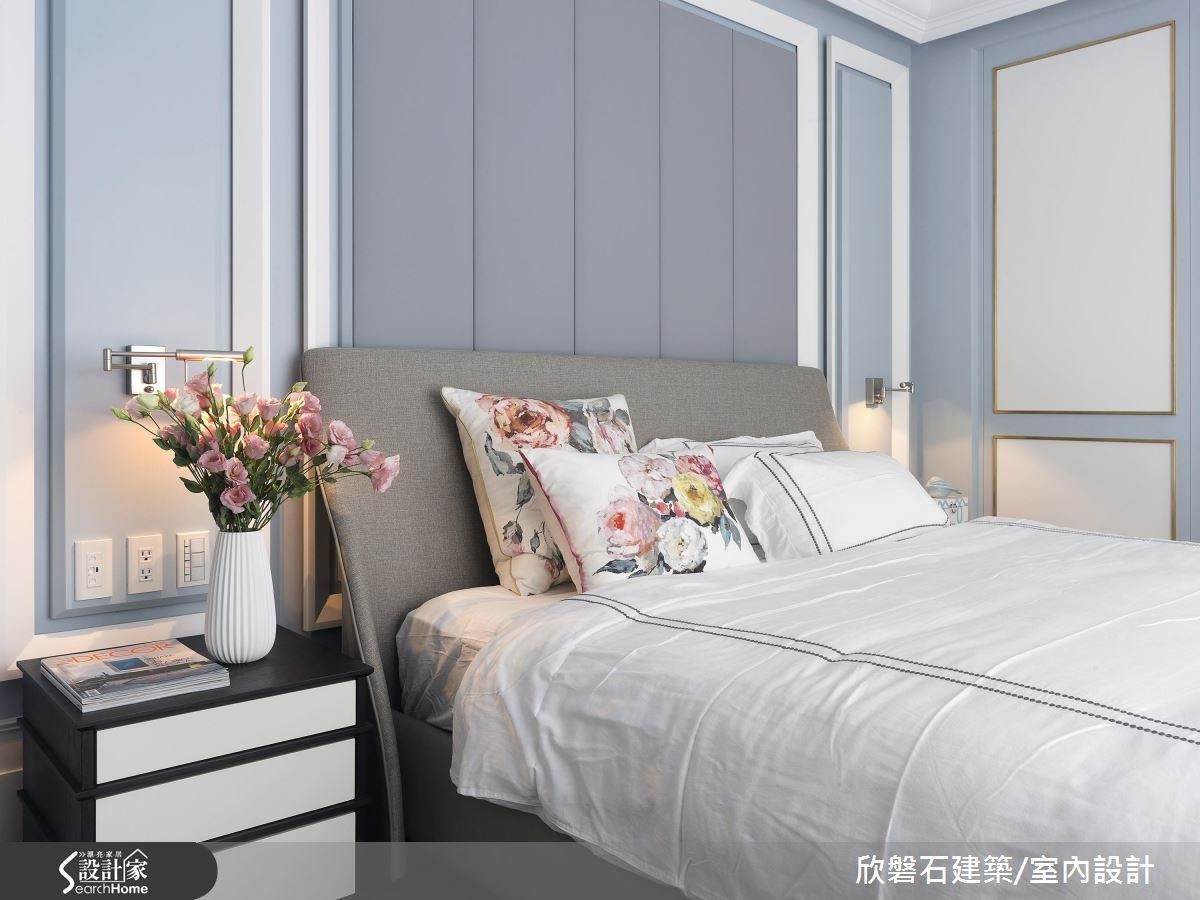 臥房床頭牆後方以繃布呈現立體質感，散發一股典雅簡約的氣質。