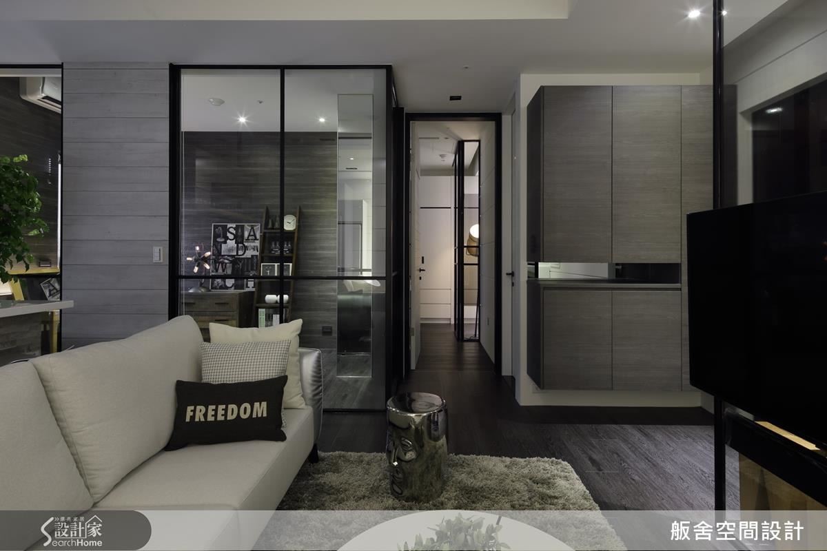 黑白為主調的用色貫穿整體空間，巧妙的將有限的空間透過比例、色彩化作極具質感與敞朗的視覺。