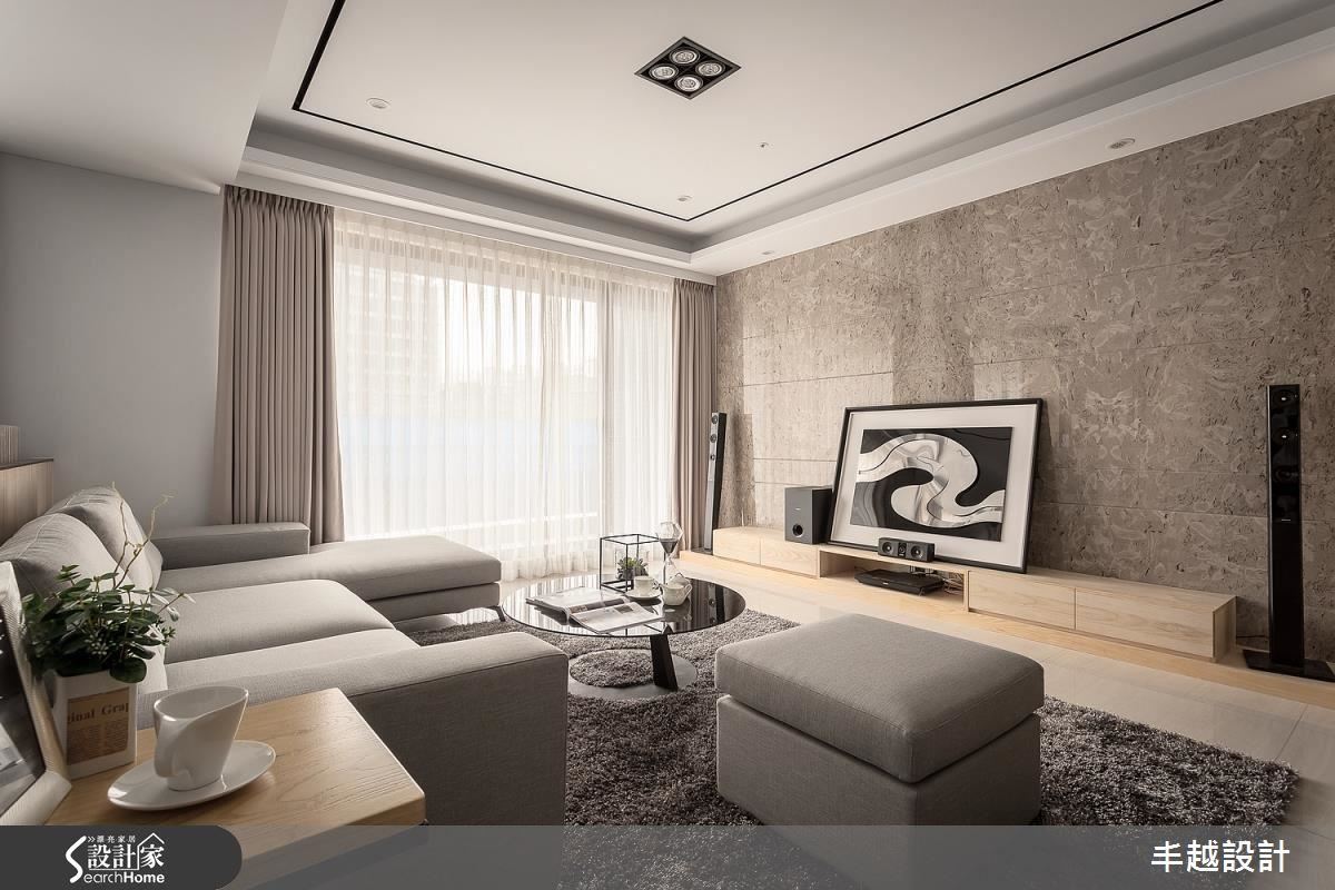 電視櫃、天花板嵌燈、窗簾、沙發等家具，皆以溫暖輕柔的風格，盡情徜徉於舒適的安樂窩。