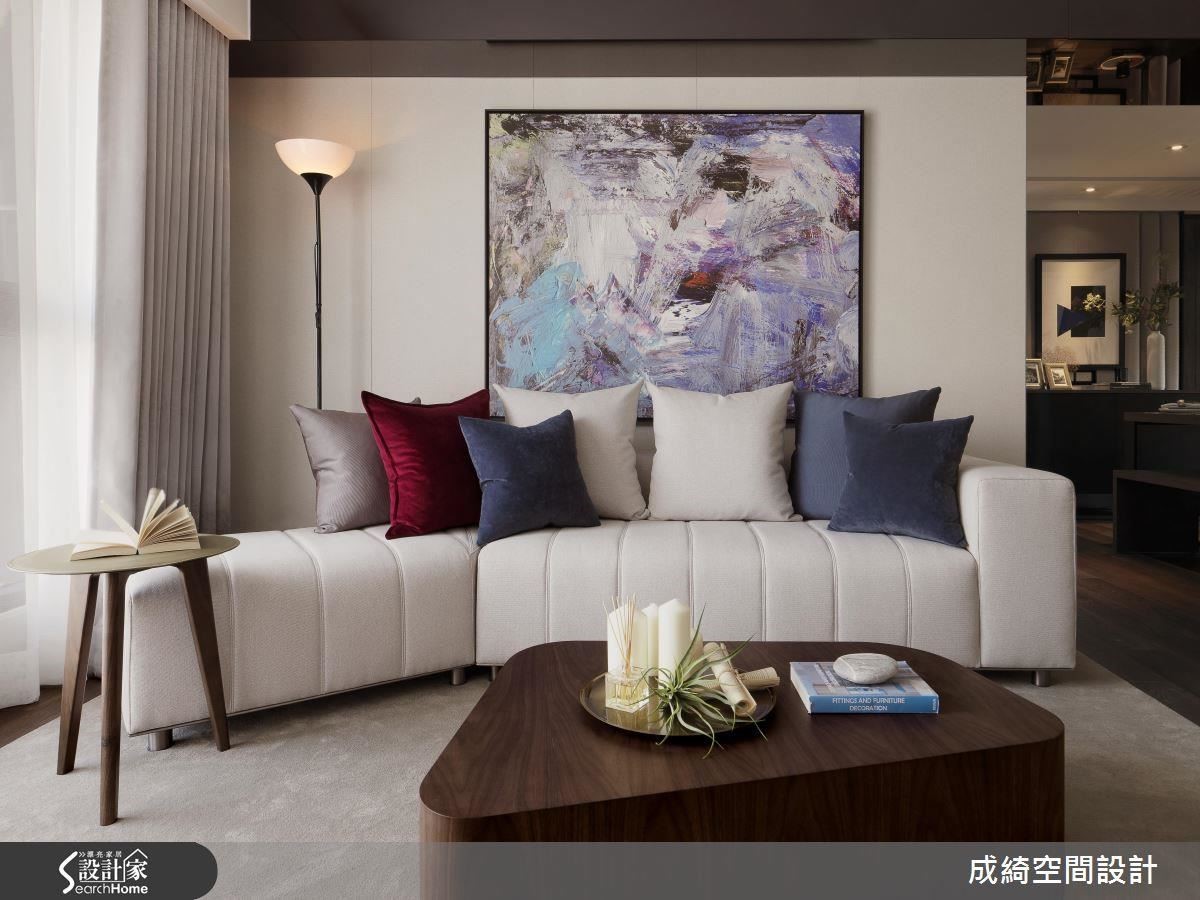 客廳以黑白色系搭配跳脫顯眼的軟件，年輕活潑有張力卻又不失溫馨。