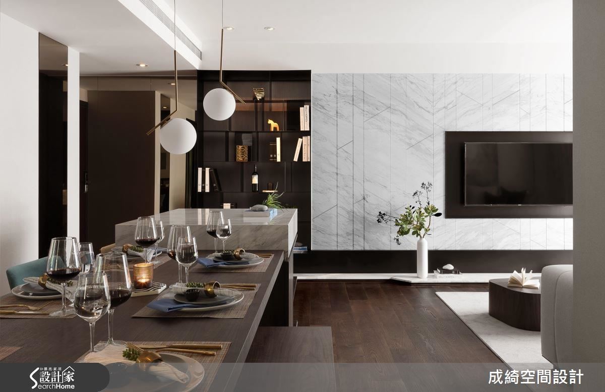 以茶鏡作為玄關穿衣鏡，營造空間感，餐廳牆面也以茶鏡呼應，隱藏內嵌櫃體，放置室內拖鞋，茶鏡面可減少因觸摸造成髒汙。