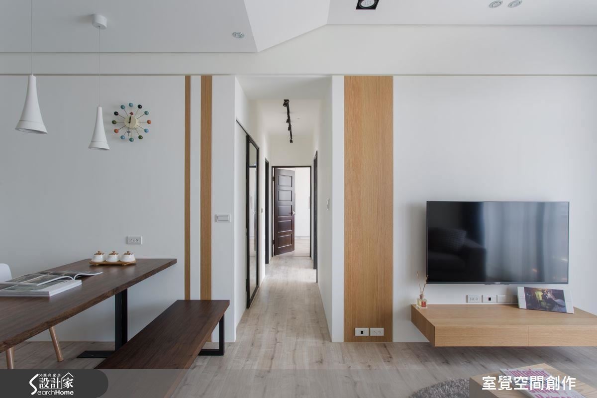 藉由重新規劃的廚房格局，使電視牆視覺得以開闊延伸，並利用特色切割的實木貼皮與牆面層板相互呼應，為一米寬的廊道設計帶入趣味性。餐桌與長凳則選用不規則花紋的胡桃木為主，增添自然意境於空間之中。