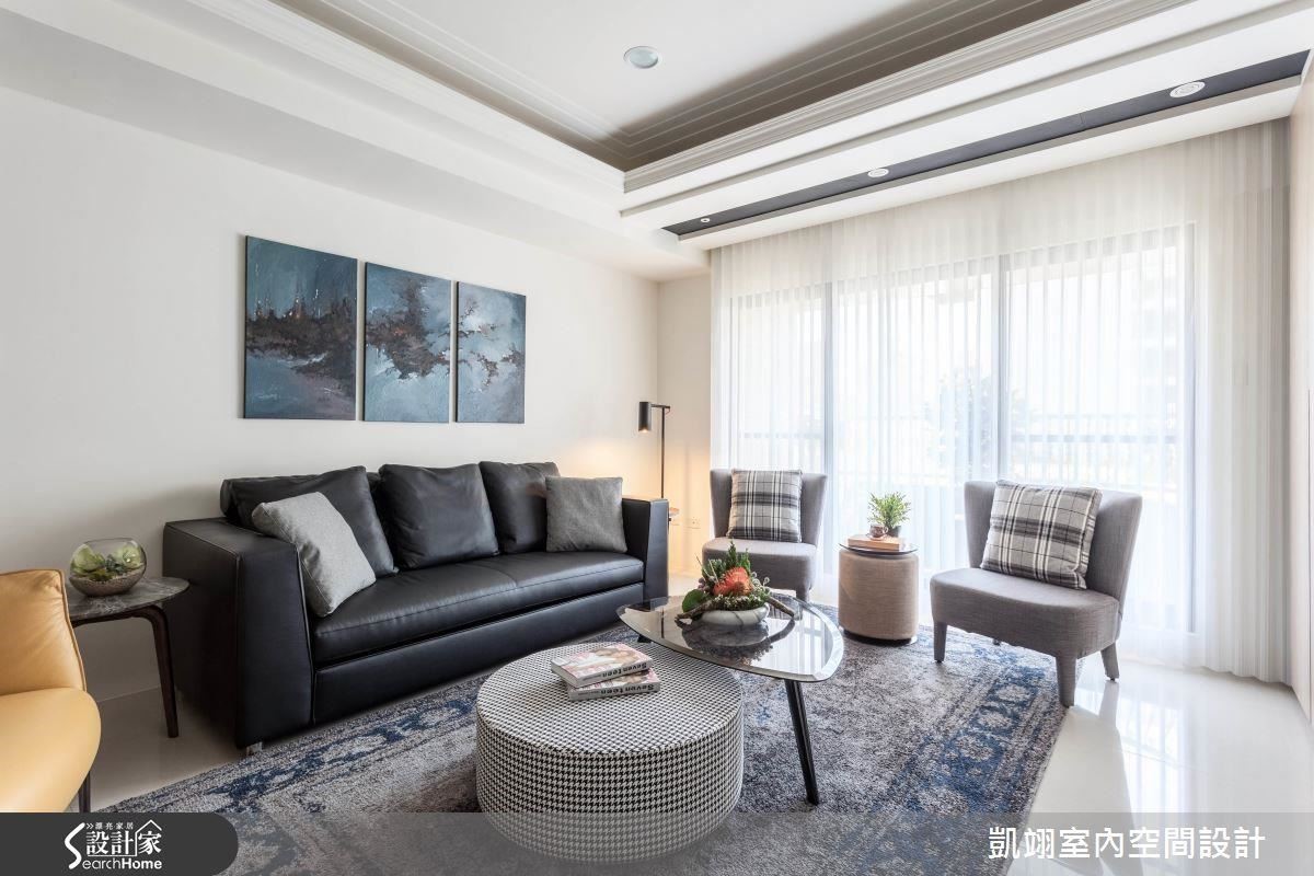 留白的牆面擺放收藏的畫作，成為屋主展現自我品味的絕佳舞台。