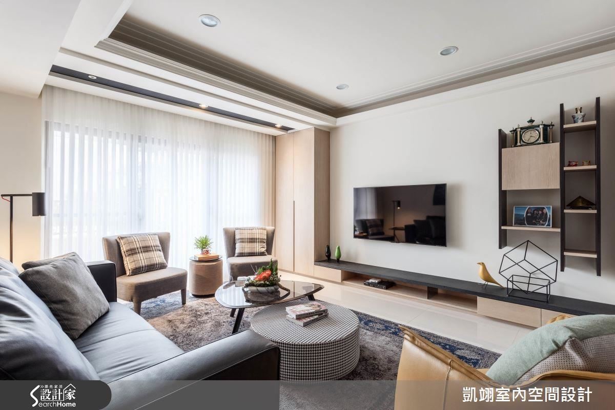 客廳電視牆左側高櫃可收納電器設備，右側則是造型展示櫃，高低差的設計，則是配合容納屋主的音響設備。