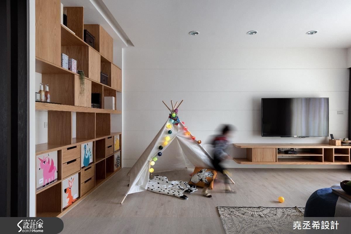 寬敞的公共空間讓孩子得以盡情玩耍、活動，而一旁置物牆底層搭配色彩繽紛的方格抽，則讓孩子能從小養成隨手收拾的好習慣。