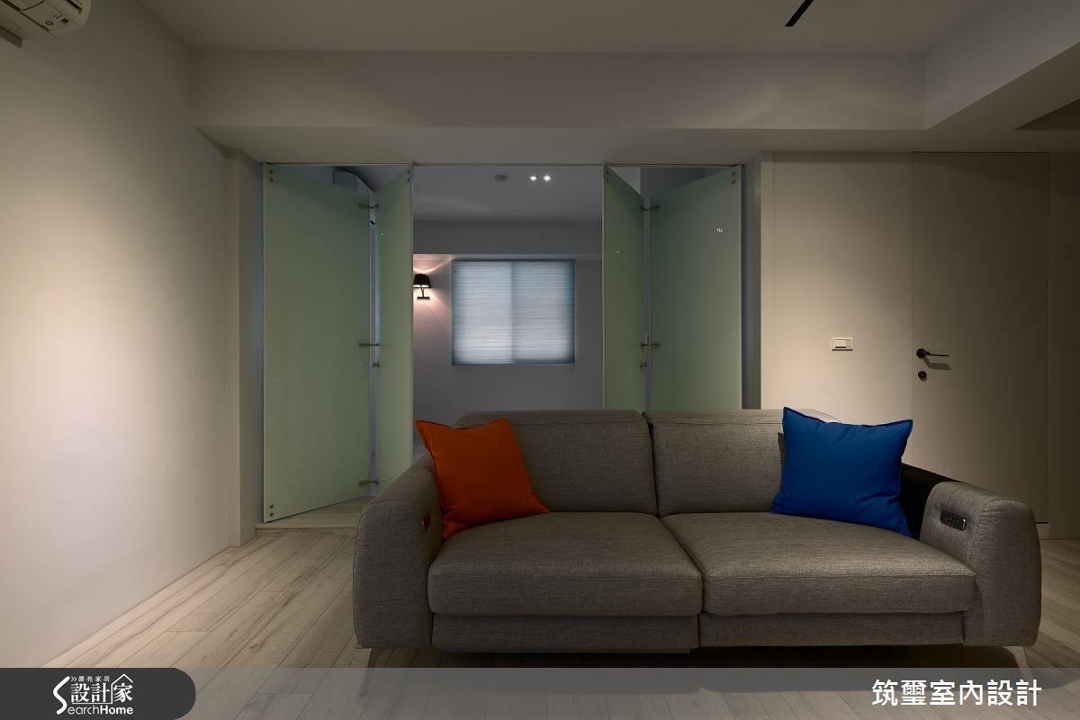 開放式的空間設計讓餐廳和廚房也融入公共空間中，並以折門取代書房實牆，光線、視線和動線的延伸，滿足屋主對寬敞空間的居住期待。