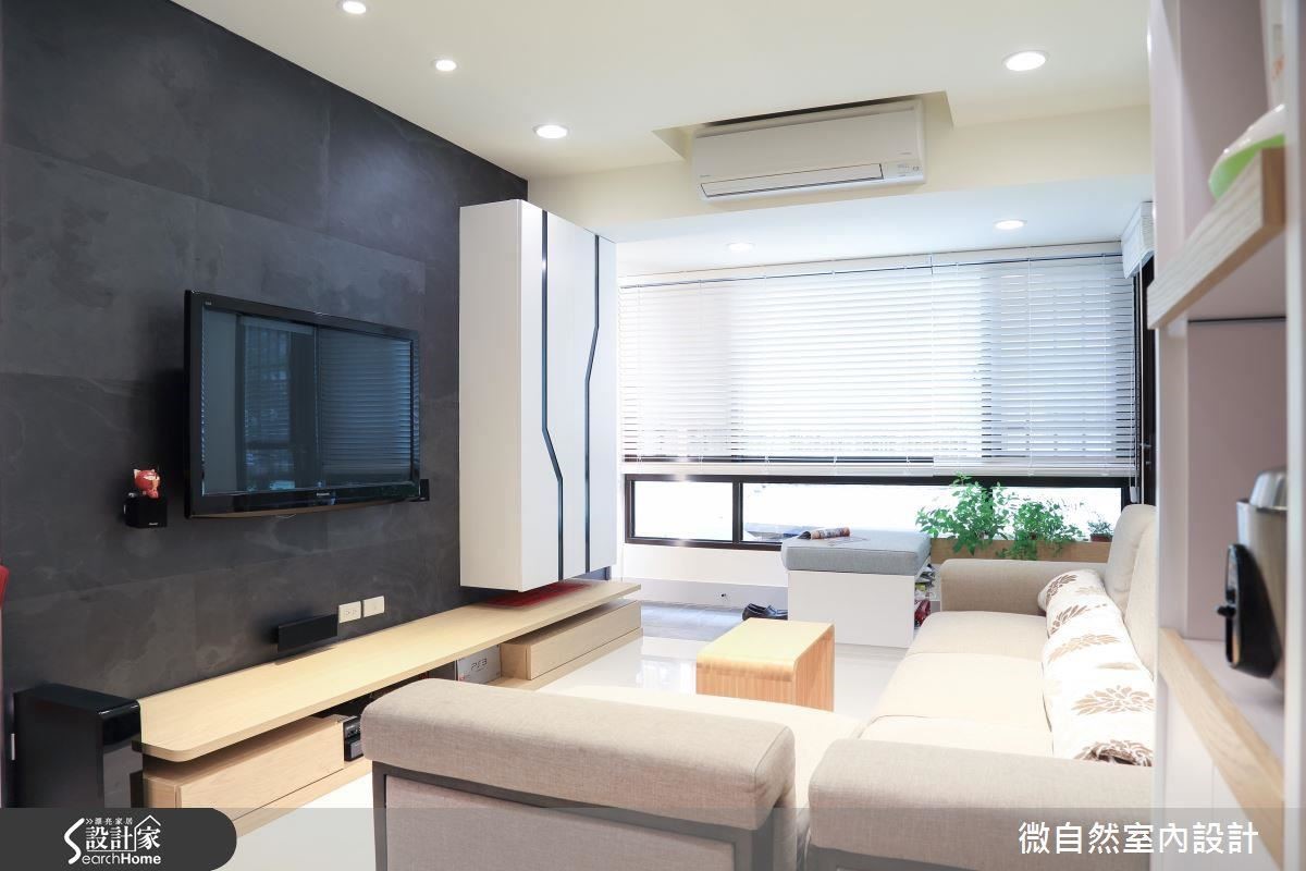 大面景觀窗，搭配木百葉窗簾，在綠元素的融合下，光影斜灑入室內，窗景亦有隱約若現之美。