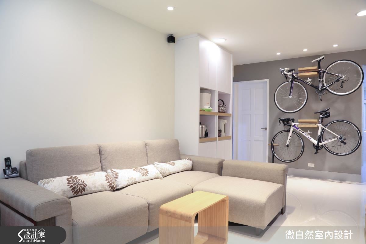 沙發旁的頂天電器櫃，善用空間且收納功能完備，腳踏車架牆面成為公領域空間中最吸睛的裝置藝術。