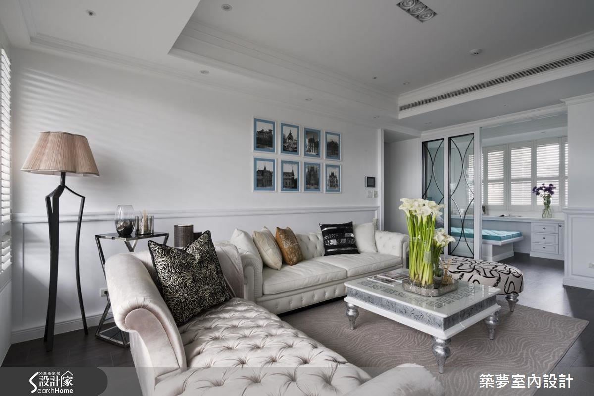 優雅的線板、花磚等美式語彙，為空間定調，清爽的藍、白色調，搭配溫潤的木地板，營造清新、溫暖的居家氛圍。