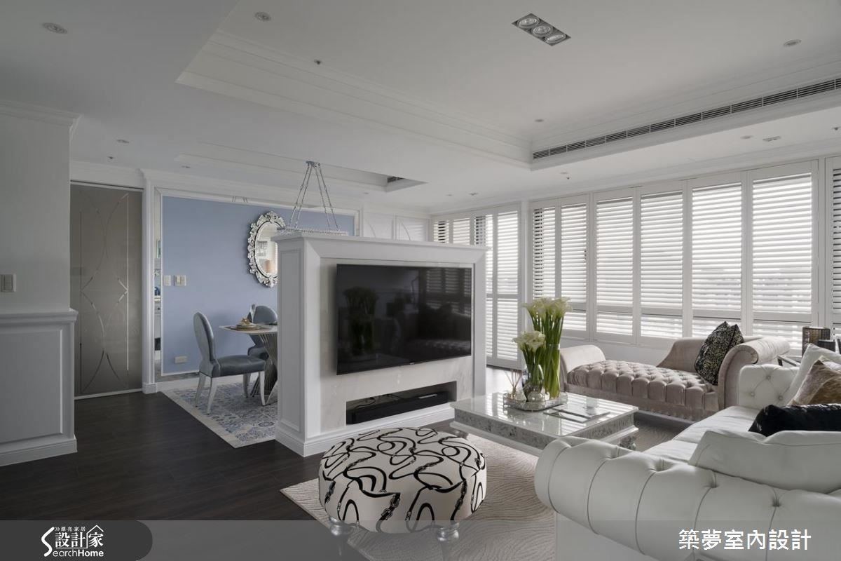 不及頂的電視牆兼具餐櫃複合機能，既可作為隔間，也創造環狀動線，讓採光、通風優勢，發揮到極致。