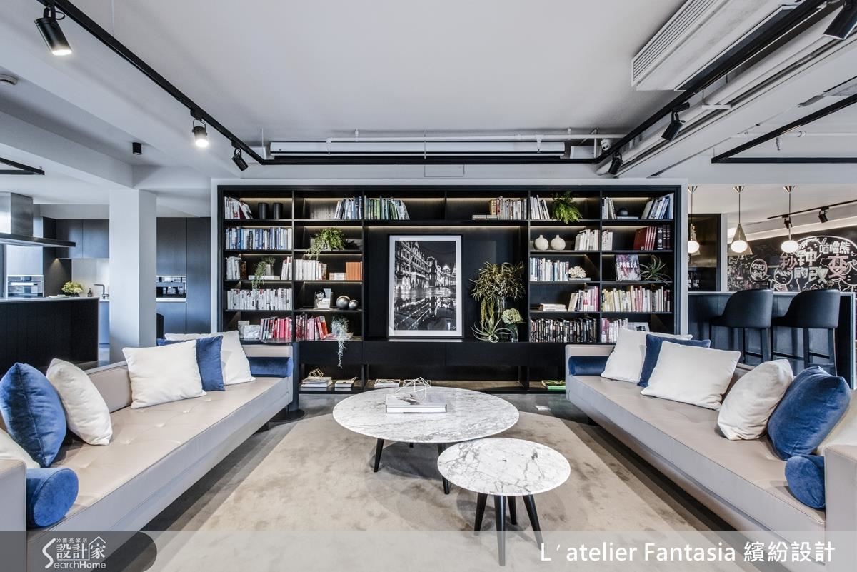 圖書館概念的交流廳，各方產業的菁英，能恣意地在書香中尋找靈感，也能與跨領域的夥伴，在自然的互動中交流。