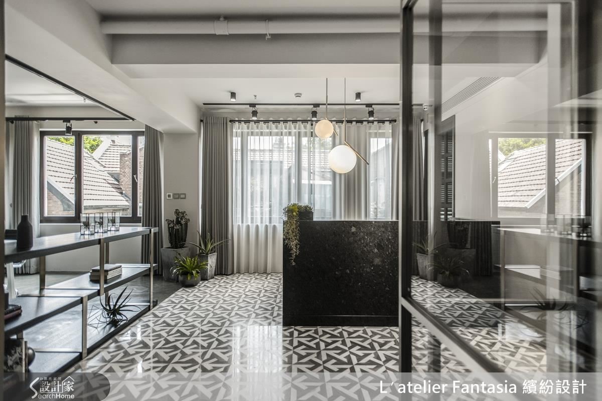 如高級飯店般的接待大廳，以大理石拼花地板，與天然石材櫃檯，營造大氣時尚的入門印象。