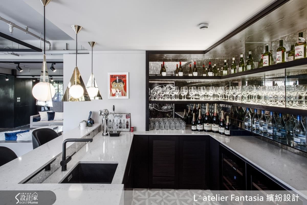 破除嚴肅的辦公室框架，吧檯區也是交流的工作場域，調節氛圍的場域，更是激盪創意火花的一隅。