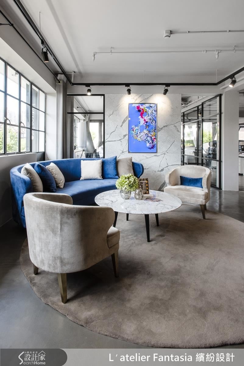 接待區以大理石牆面結合科技與藝術牆，搭配優雅的弧型沙發，從等待時，就浸淫在藝術的氛圍之中。