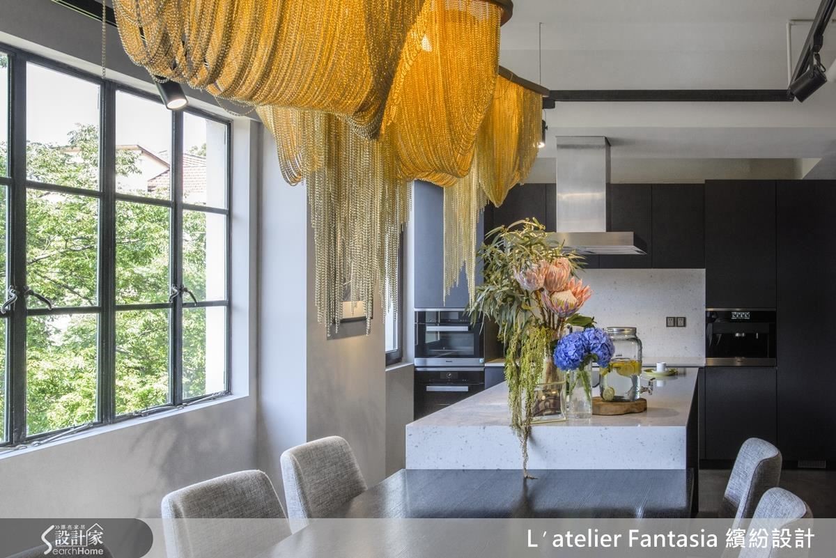 大尺度的茶水區域，完整的餐廚空間，讓工作不再只是死板板上班，而是融入生活的一種態度。