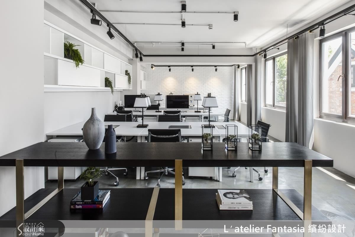 俐落的黑與白的工作區。