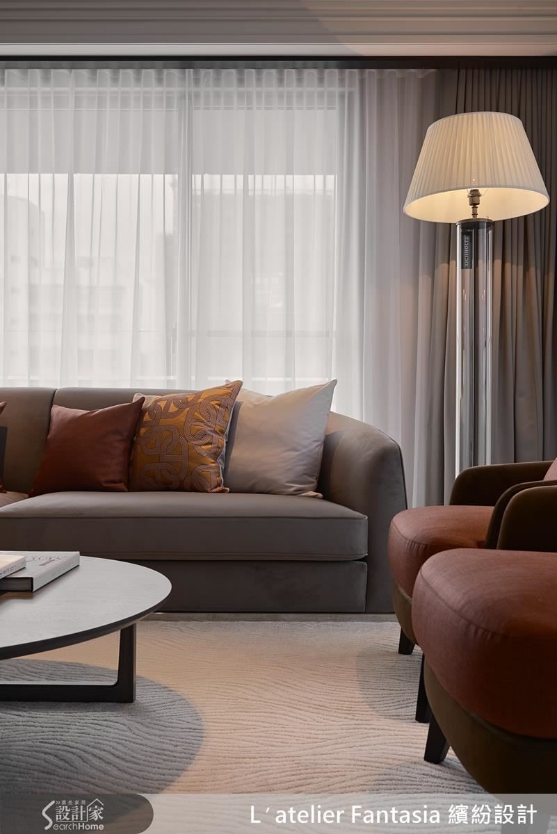 迎客的客廳區域，以單椅型式加上弧型的長沙發，呈現獨自區域的感受。亮眼而對稱的抱枕視覺，則能夠依照心情或季節，變換自己想要的風格主題。
