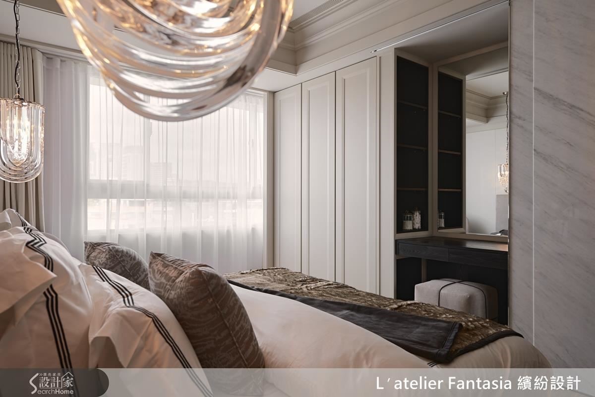 私領域空間，從嗅覺到視覺，設計每個空間細節，以推拉門的設計，滿足私密的化妝空間，同時照顧到電視牆的需求。