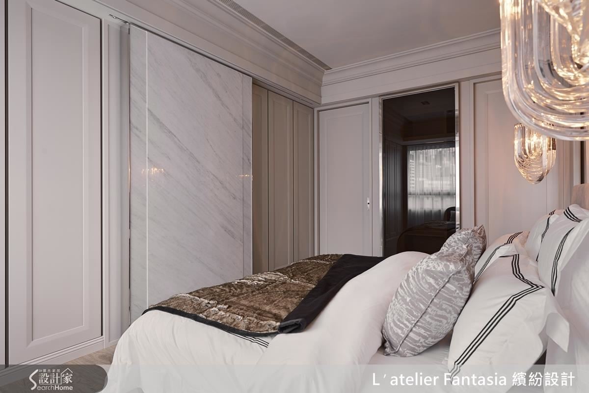 更衣空間以玻璃與細鐵件拉門呈現精緻質感。