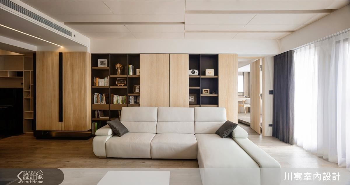 採光充足處，留給了客廳。取代制式的沙發背牆，以活動拉門展示書櫃，可依每日心情變化拉門位置與呈現。