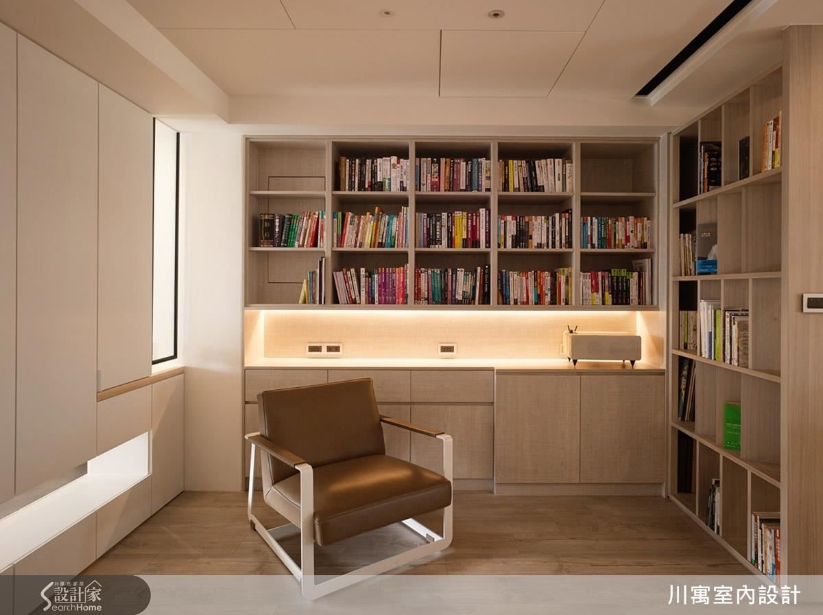 爸爸平日閱讀工作的書房區，面對的就是女兒練琴區；對爸爸而言，女兒的鋼琴琴聲是最佳伴讀音樂。