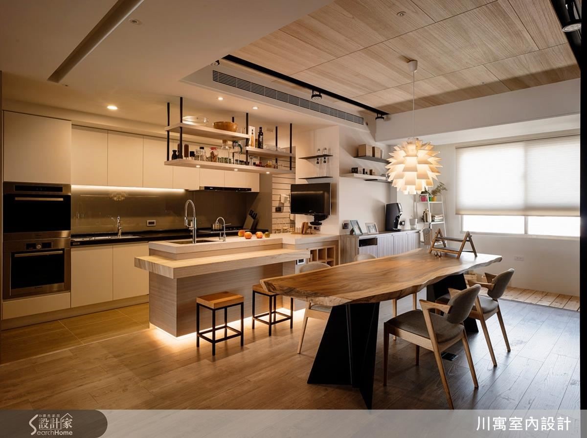 不只對料理很有興趣也很有心得的屋主，在這次新家擁有了大廚房、可料理輕食區的中島，還有一張大餐桌，可以為親愛的家人準備健康餐點，也能邀請親友一同大快朵頤。
