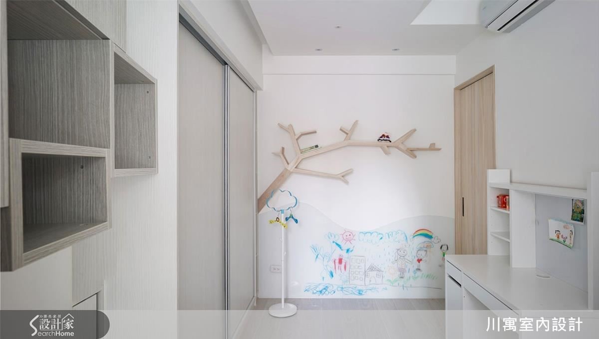 以粉色調及富有童趣的樹枝書櫃，營造舒適溫馨的小孩房。