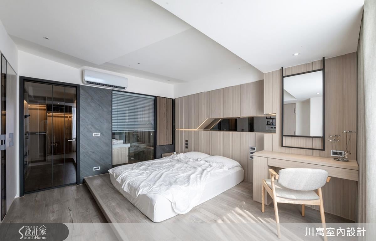 主臥天花褶線呈現強烈的設計感，臥鋪設計則是為了滿足從甜蜜夫妻到一家四口需要的彈性空間。